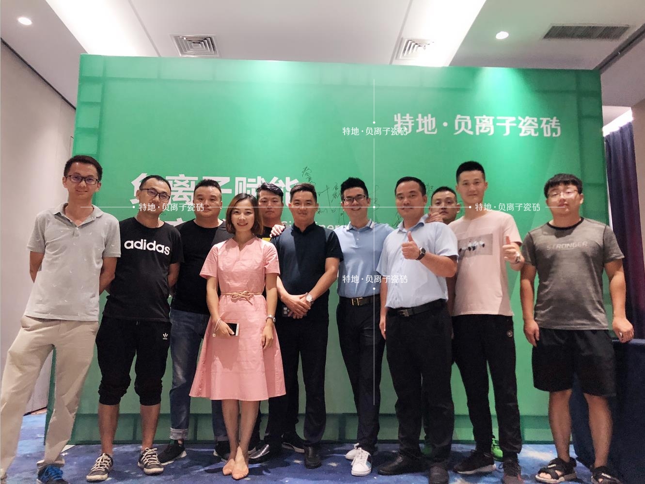 猛,品牌中心总监赵蓉,终端提升部经理曾利娟与河南湖北两省60余经销商